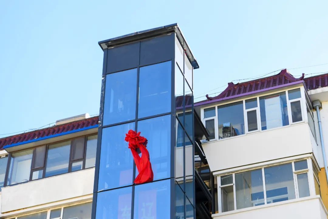 长春市邮电小区15栋二单元居民楼加装电梯接近尾声,钢化玻璃室外电梯