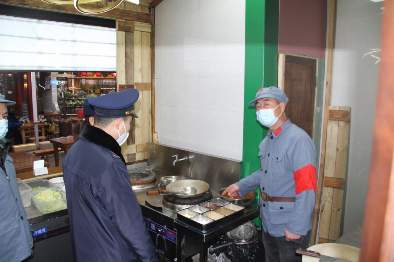 市场监管人员对福园巷子餐饮门店疫情防控和复工复业情况检查指导