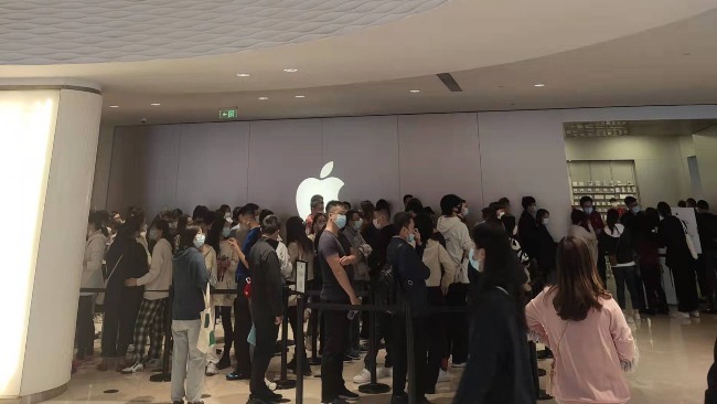 苹果iPhone门店销售“火爆”排长队 富士康重奖9500元招工_凤凰网