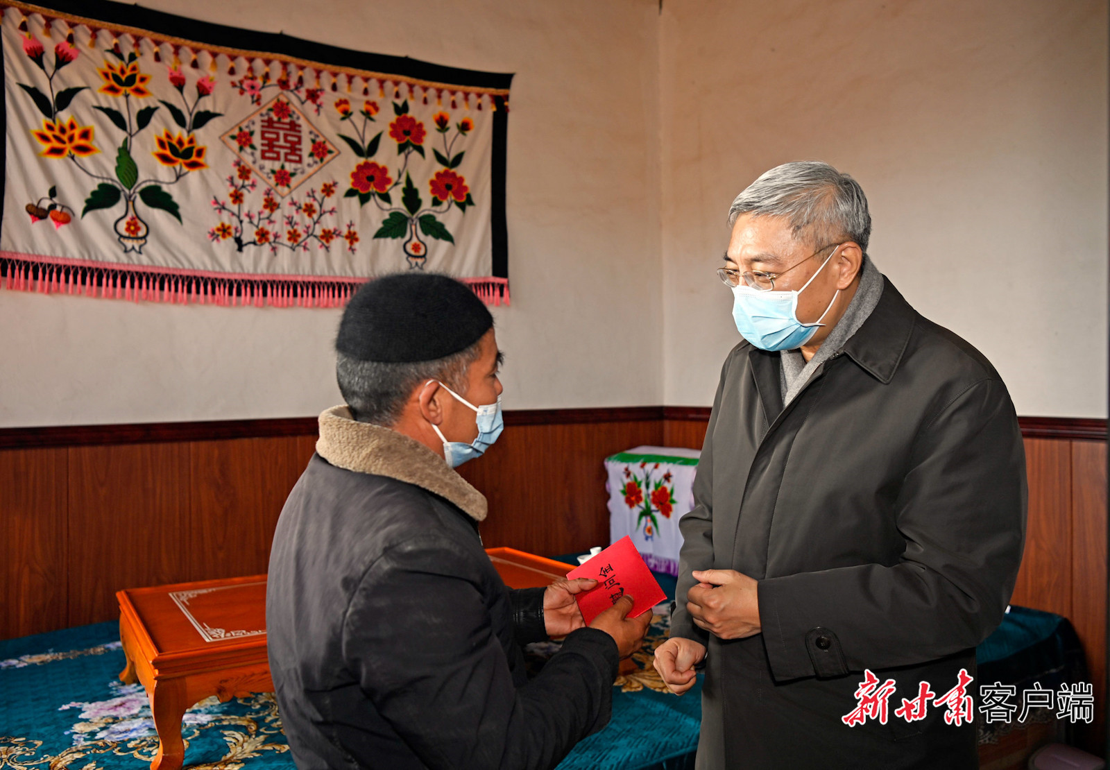 1月24日，农历虎年春节即将到来之际，省委书记、省人大常委会主任尹弘在临夏州所辖临夏市、广河县、东乡县调研指导工作，看望慰问干部群众、老党员和劳动模范，向全省人民致以新春的美好祝福。新甘肃&middot;甘肃日报记者 孟捷