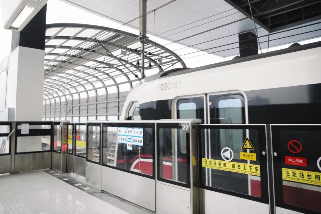 重庆轨道9号线列车.邹乐 摄