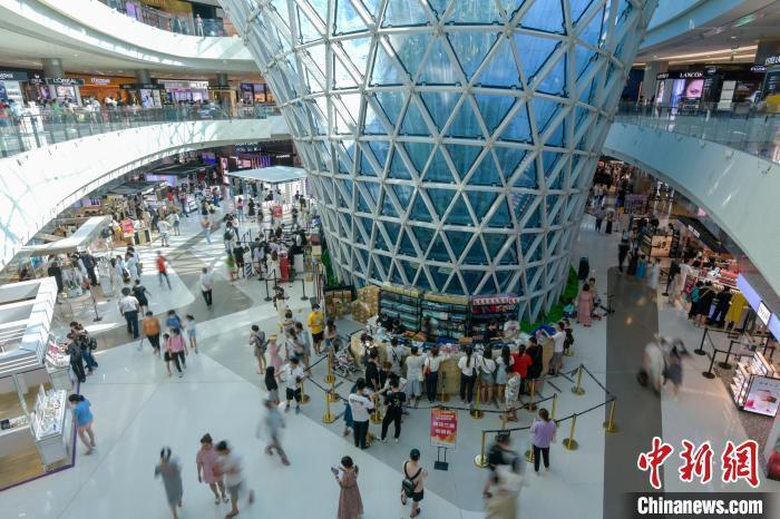图为三亚国际免税城内游客众多。骆云飞 摄