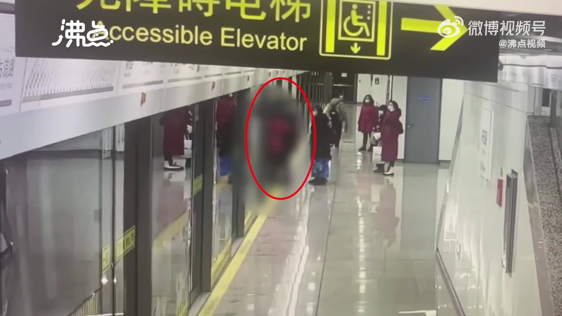 上海地铁2号线一男子跳入轨道 被列车冲撞身亡 - 我们视频 - 新京报网