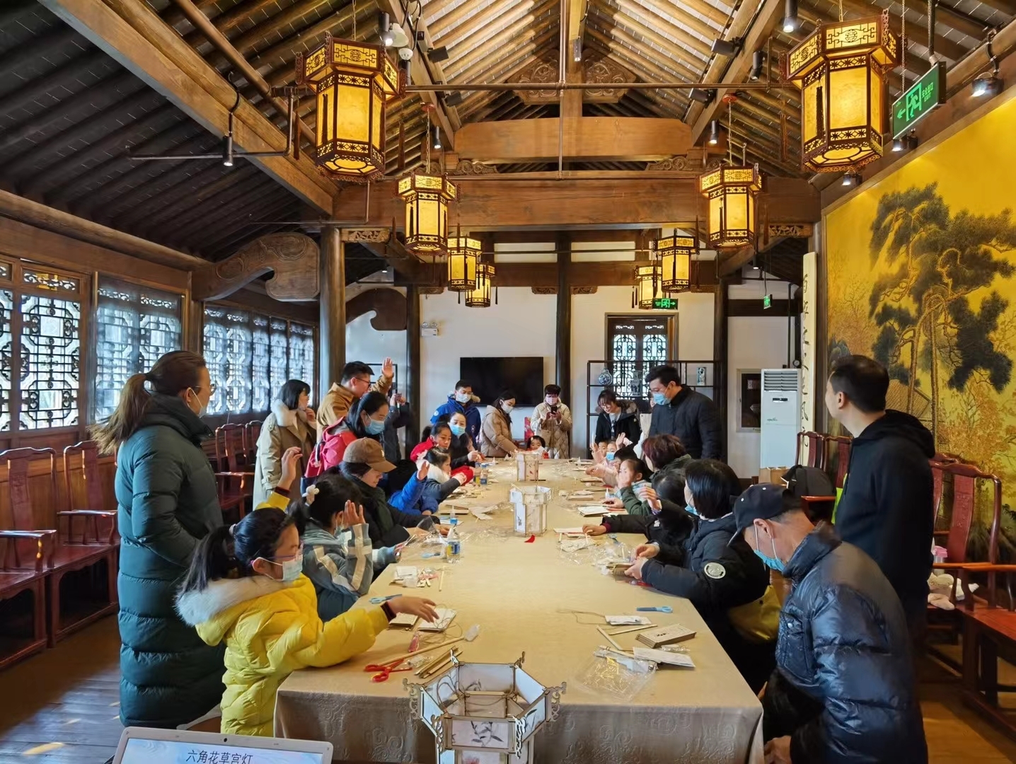 扎宫灯剪窗花吹糖人中信银行南京分行邀请市民体验传统民俗活动