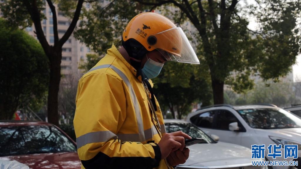 南昌外卖小哥因面相屡遭差评,仍每天练习微笑