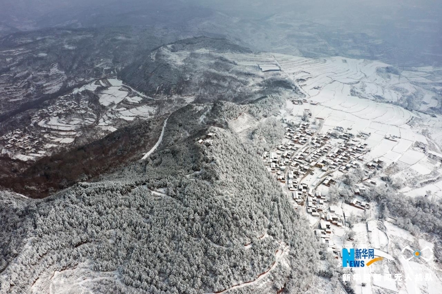 这是2022年1月28日在甘肃省陇南市武都区米仓山航拍的雪景 新华网发 （冉创昌 摄）