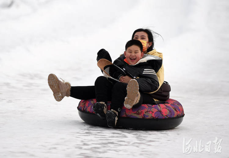 2022年1月26日,游客在河北省邢台市南和区贾宋镇嘉年华滑雪场体验冰雪