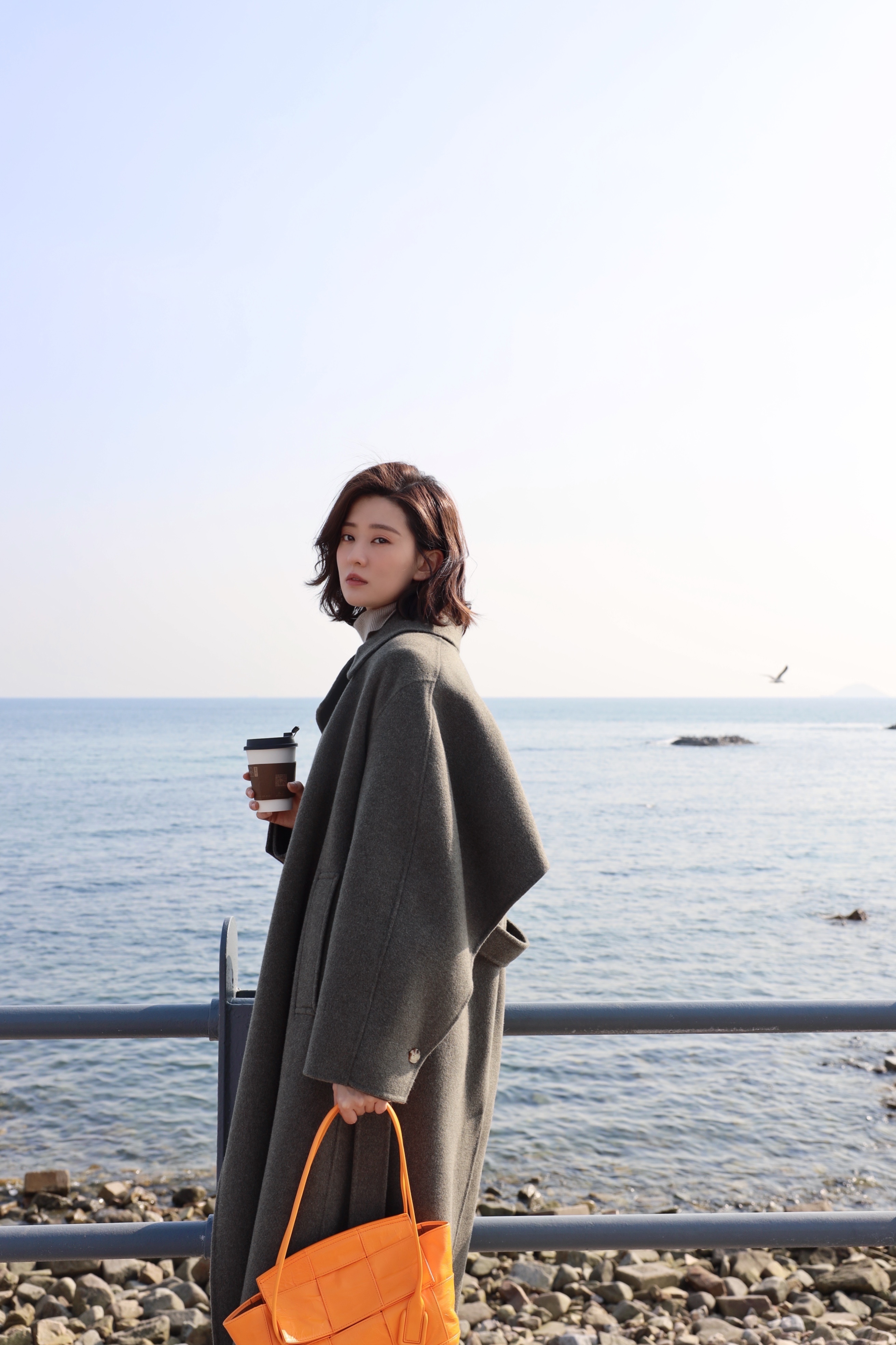 宋妍霏,乔欣演绎bottega veneta 鲜橙橘色手袋_凤凰网