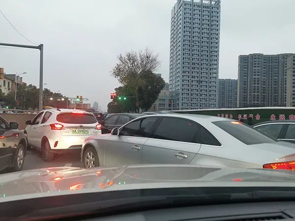 记者体验堵车情况