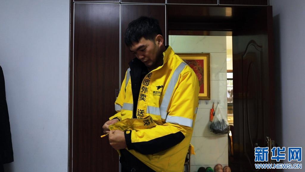 南昌外卖小哥因面相屡遭差评,仍每天练习微笑