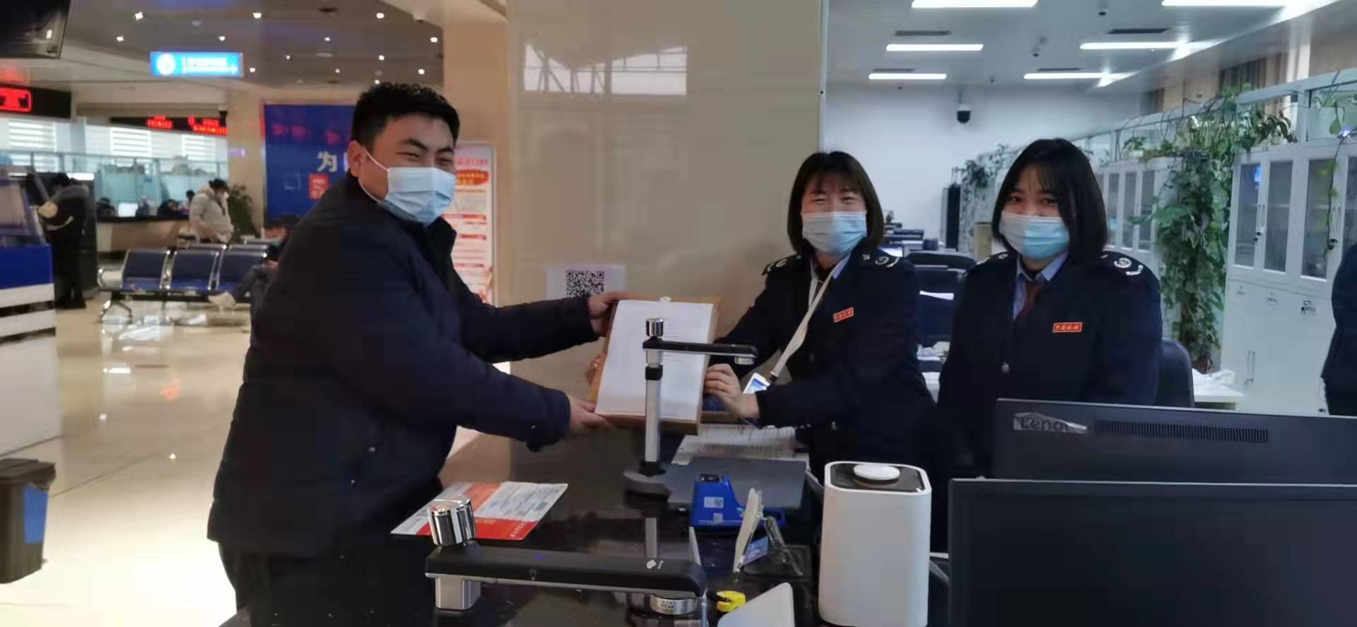 邮政快递员在大厅领取邮寄发票