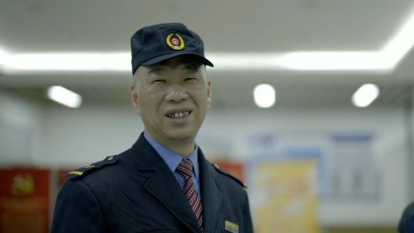 新春走基层｜ 56岁高铁随车机械师，见证中国铁路发展历程