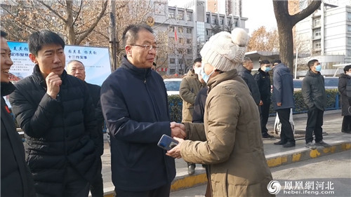 图5：在街头，保定市民向市领导表达感谢。韩菲/摄