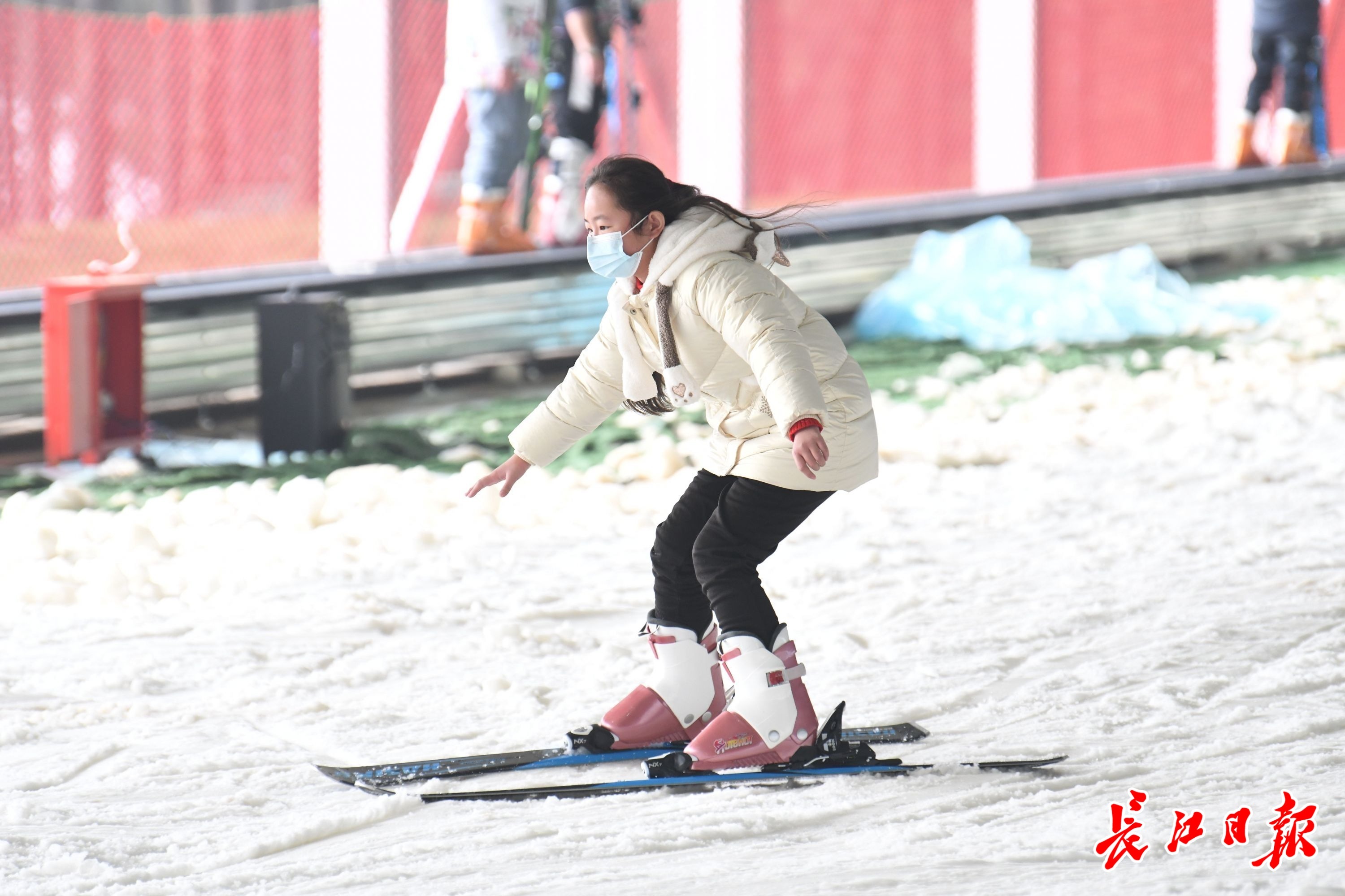 1月15日，武汉趣谷四季滑雪场，市民感受不一样的户外滑雪体验。长江日报记者詹松 摄