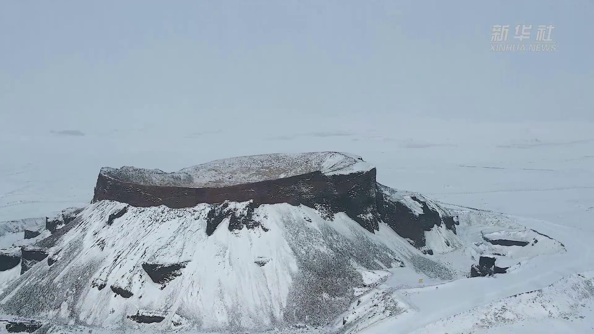 火山喷发的雪峰