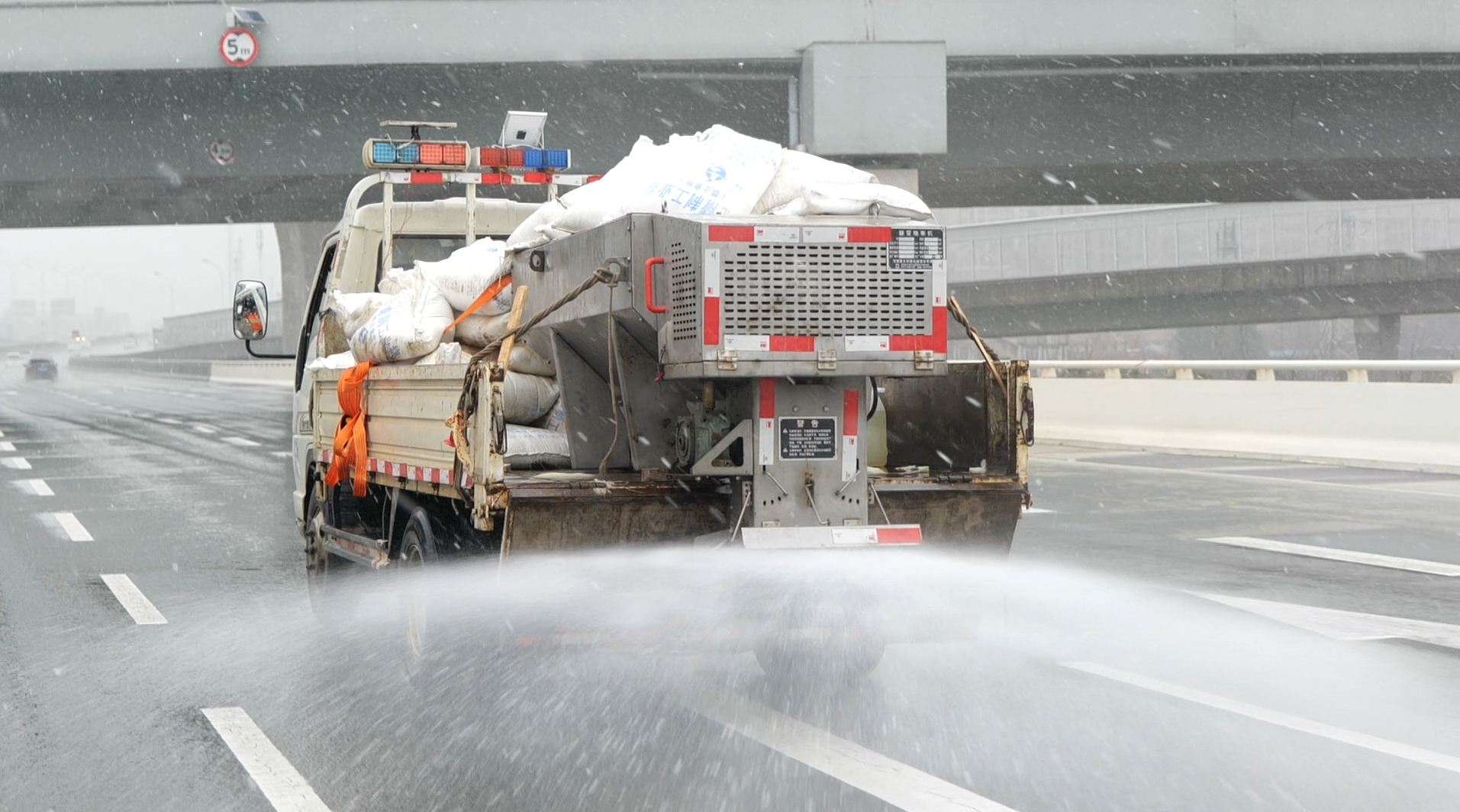 铺草垫洒融雪剂24小时监控武汉下雪时有这群人在守护大家