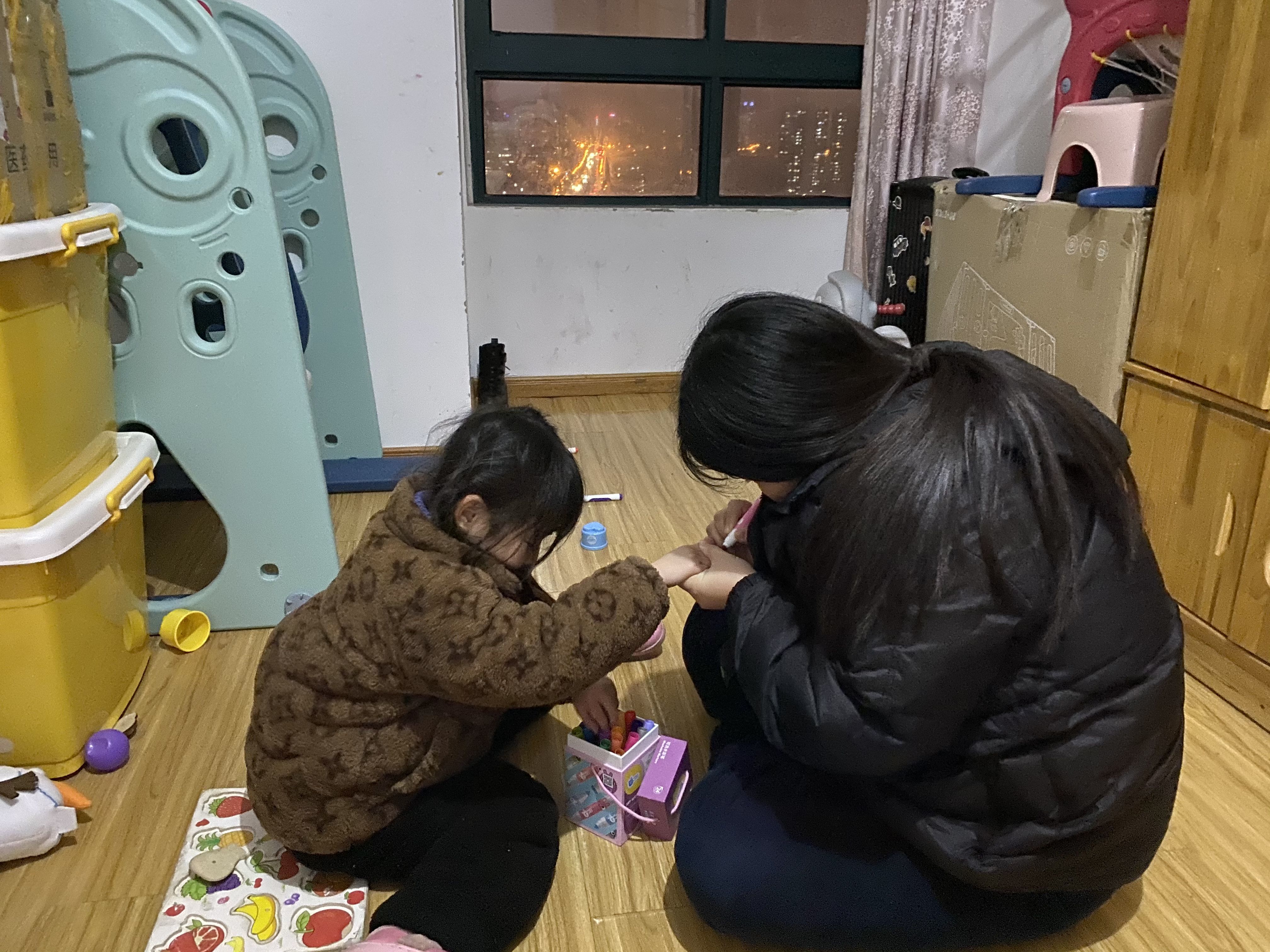 夏珂在陪蓝妮妮玩耍。新京报记者 王霜霜 摄