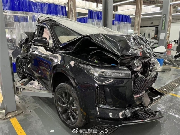 理想one最惨车祸被连环追尾直接报废