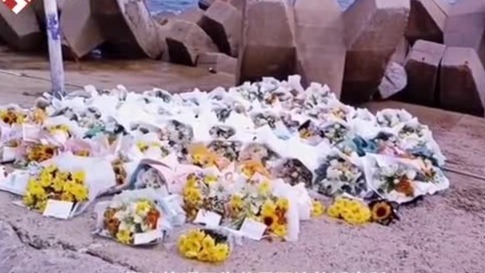 刘学州遗体已火化 事发海边堆满悼念鲜花和甜品