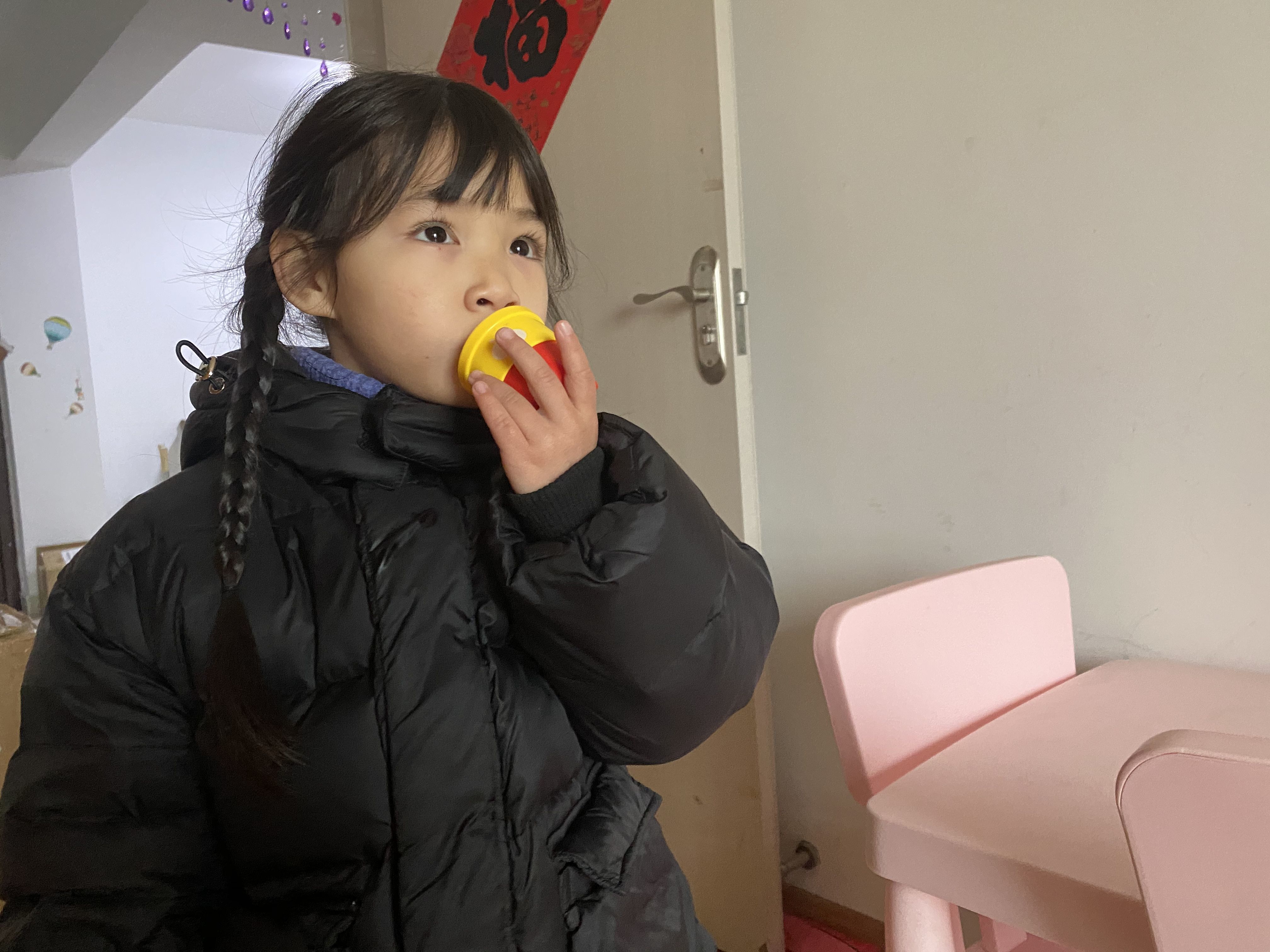 蓝妮妮在玩耍。新京报记者 王霜霜 摄