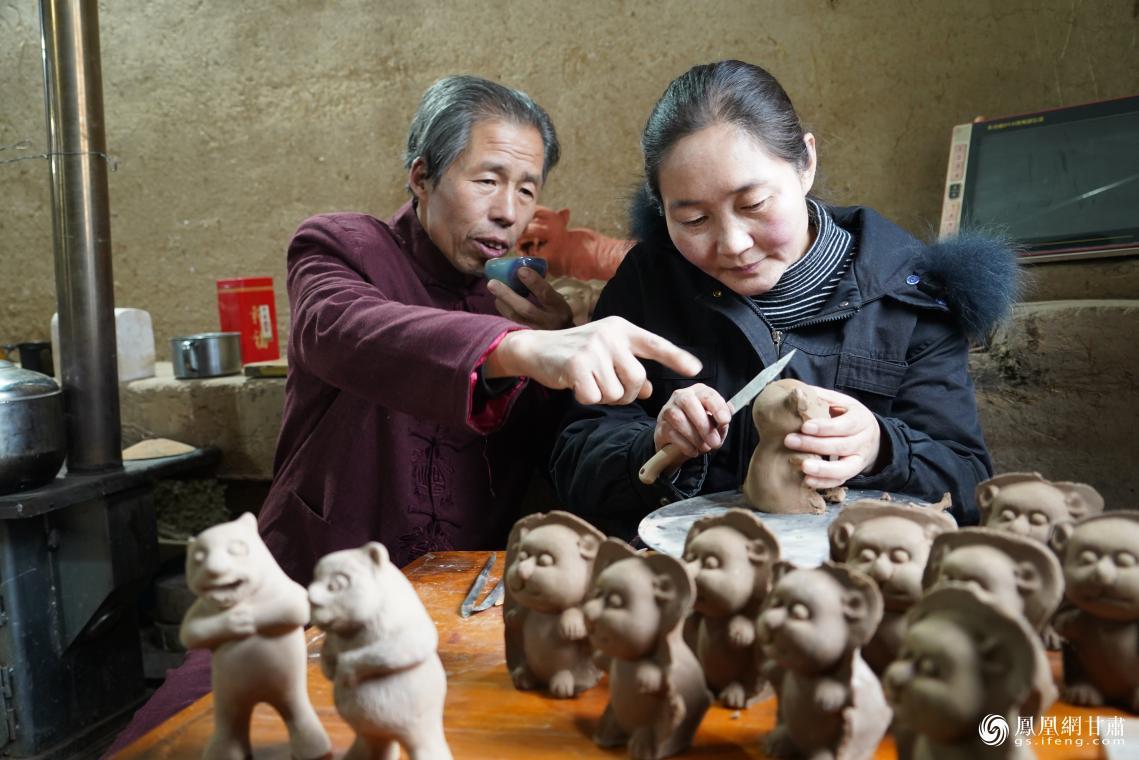 甘肃平凉市民间泥塑艺人刘泉指导妻子做泥塑 郭惠民 摄
