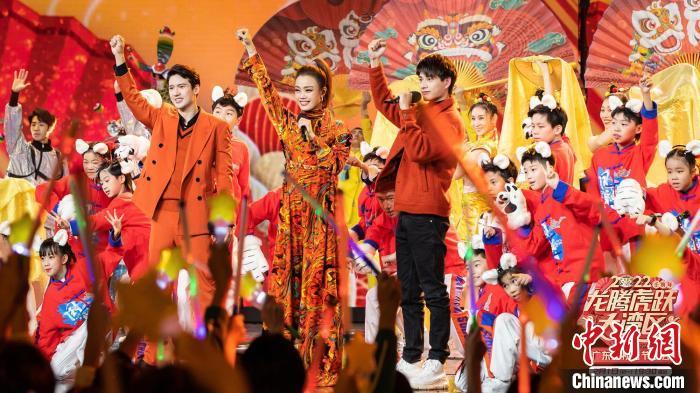 容祖儿(中)、关智斌(左)、陈凯洲(右)同台献唱 广东卫视 供图