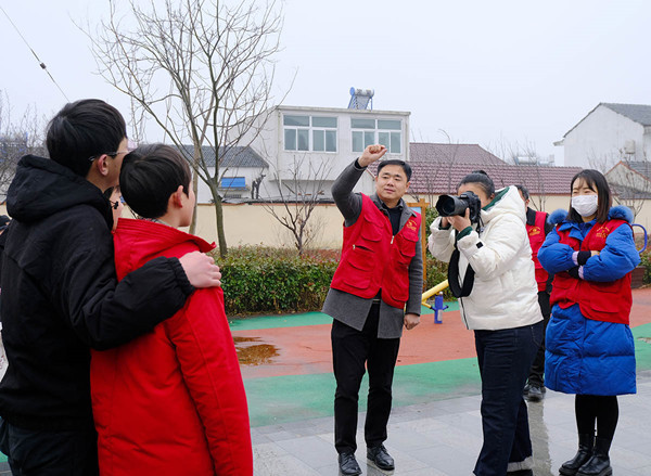 在红光社区,北大博士郭柏宏书记和大家一道,冒雨走村串巷,慰问老人.