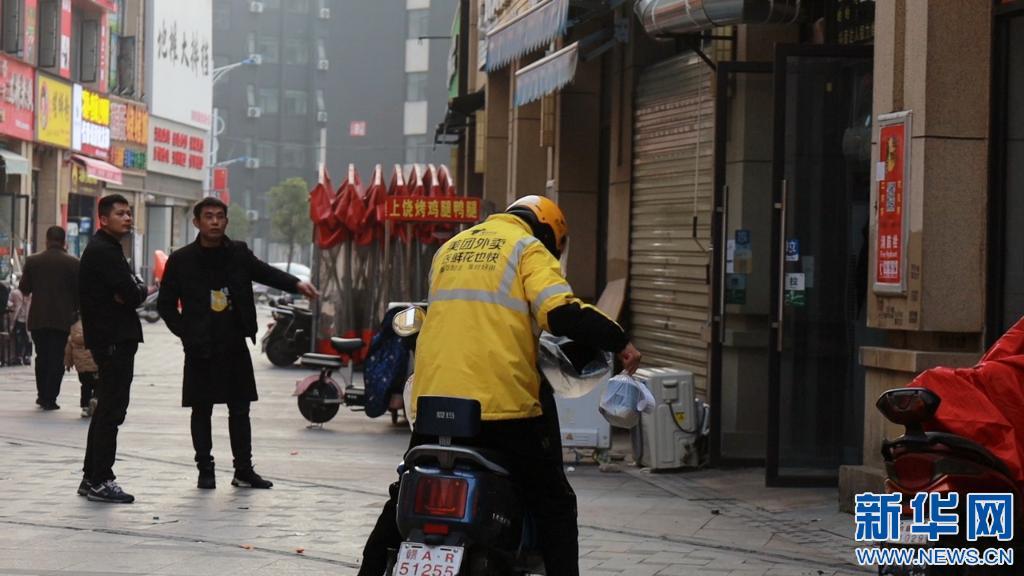 南昌外卖小哥因面相屡遭差评,仍每天练习微笑