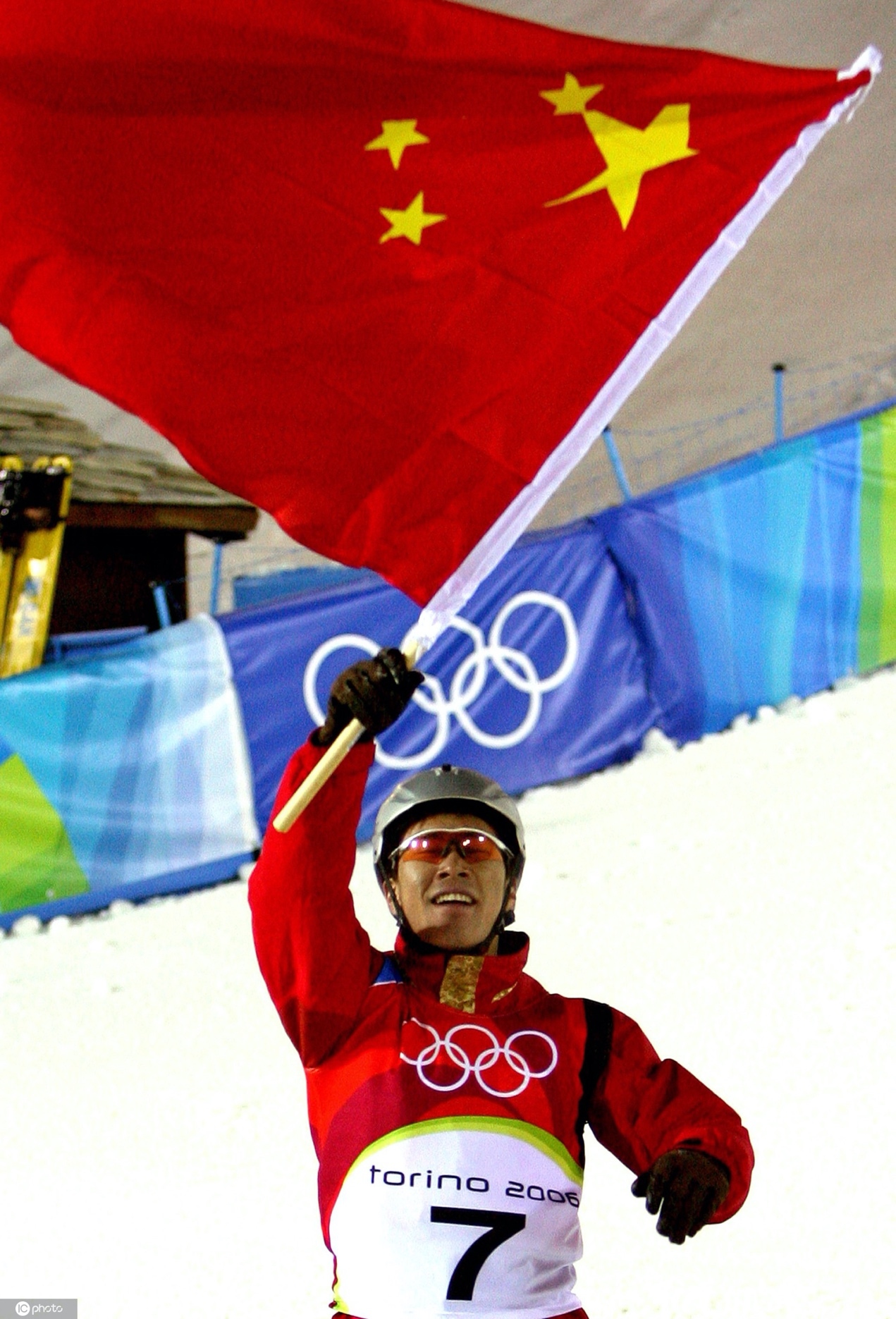 2006年都灵冬奥会,男子自由式滑雪空中技巧决赛,韩晓鹏夺冠,成为中国
