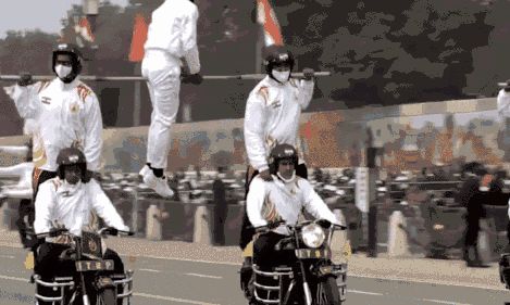 印度阅兵摩托车表演：骑横杆转圈玩出新高度 女兵叠罗汉
