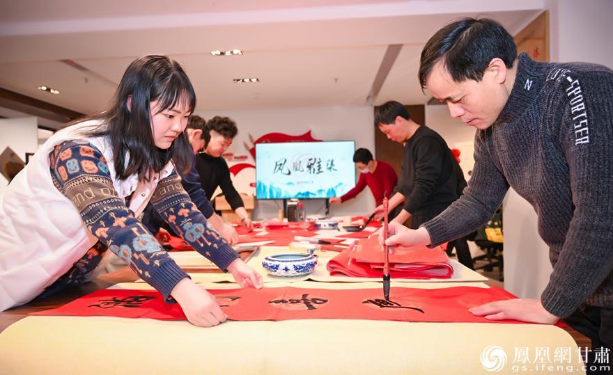 百餘幅福字鋪展開來形成了一片