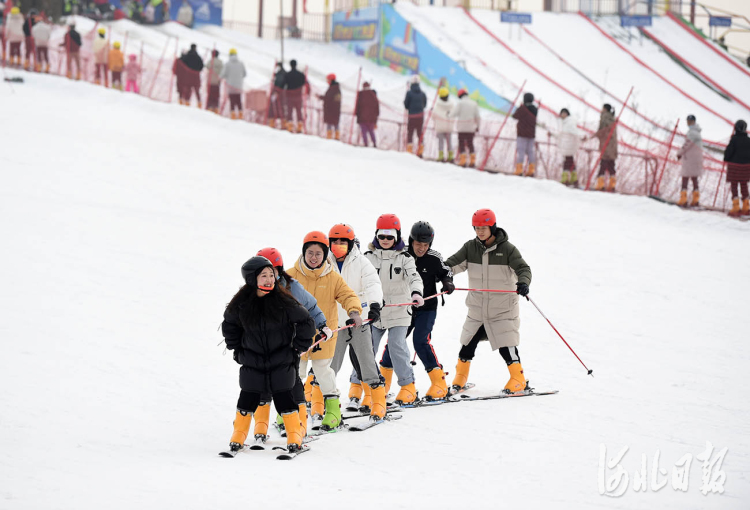 2022年1月26日,游客在河北省邢台市南和区贾宋镇嘉年华滑雪场体验冰雪