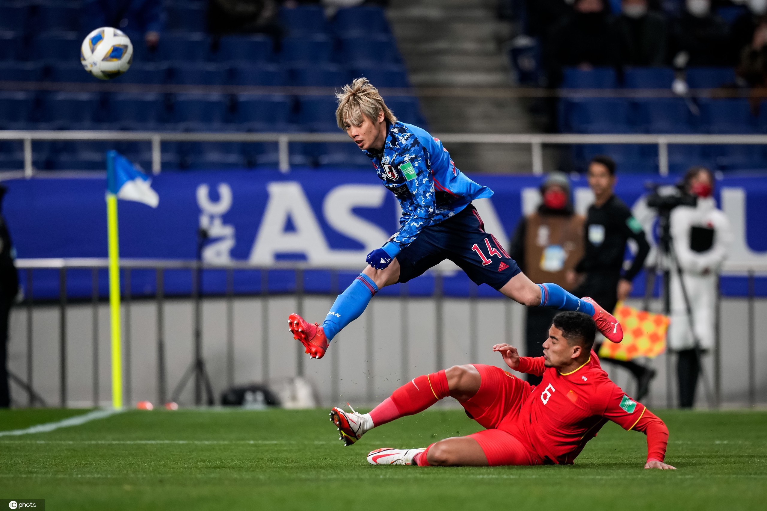 林俊杰被曝情侣装亮相小20岁绯闻女友家世被扒– 亚洲电视新闻, image size:2560x1706