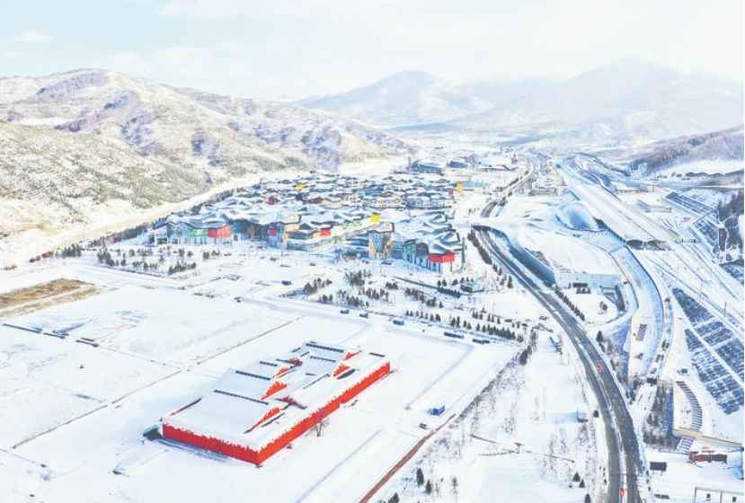 这是2021年11月8日拍摄的张家口市崇礼区太子城遗址陈列馆（下）、太子城冰雪小镇（上左）和高铁太子城站（上右）（无人机照片）。 新华社记者 杨世尧 摄