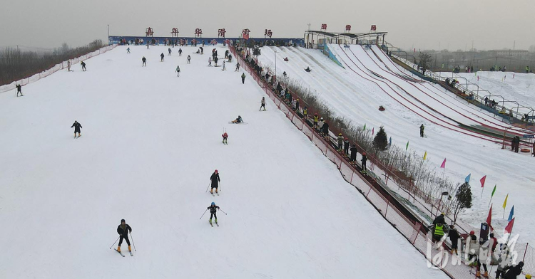 2022年1月26日,游客在河北省邢台市南和区贾宋镇嘉年华滑雪场滑雪.