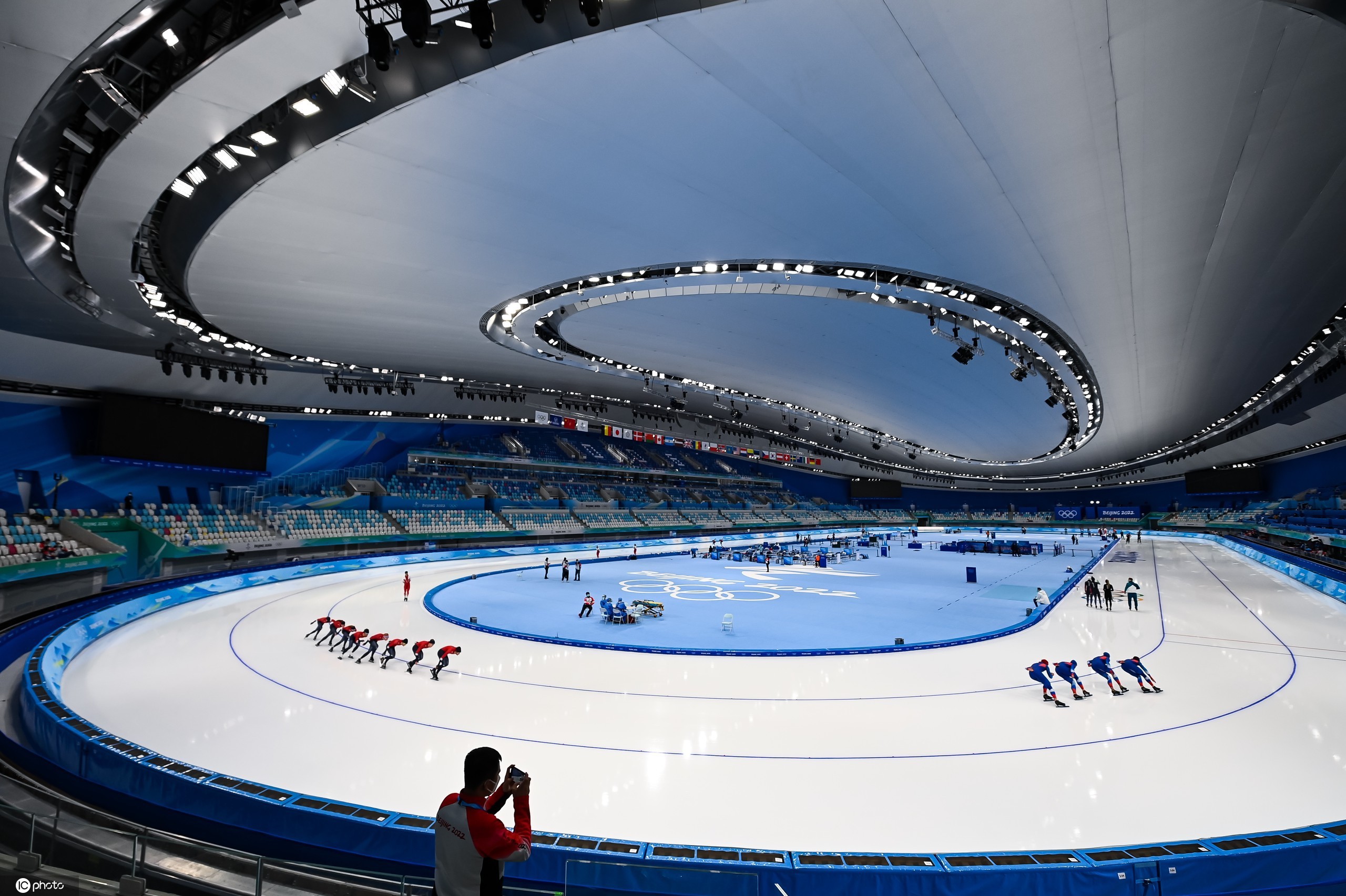 当日,中国速度滑冰队在国家速滑馆冰丝带进行训练,备战北京冬奥会