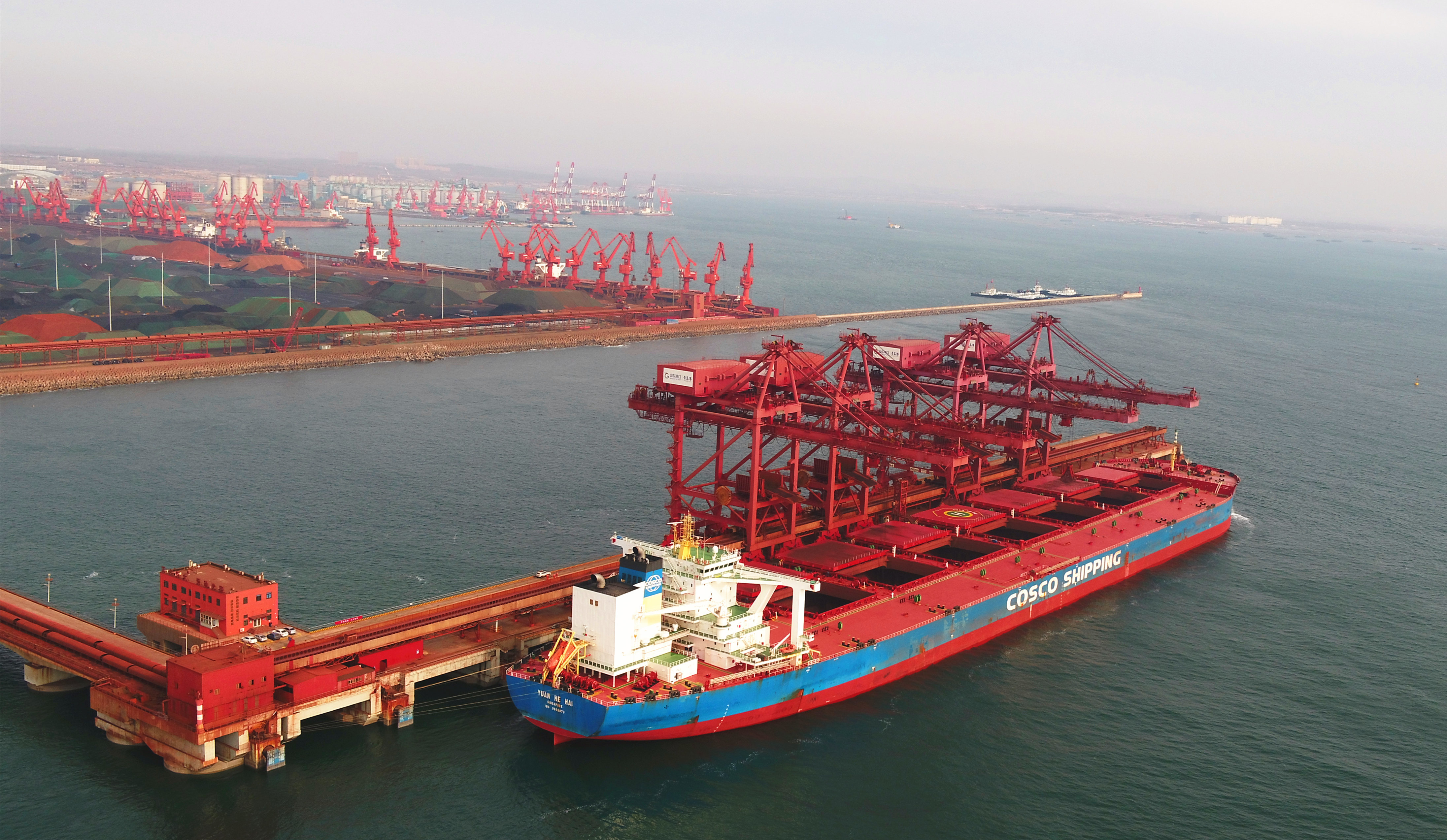 全球近20%的40万吨级矿石船一次性集中靠泊山东港口青岛港