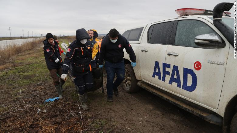 土耳其官员在搬运移民尸体（图源：外媒）