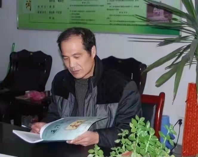 张晓宏 中华诗词学会会员，甘肃省诗词学会会员，定西市作家协会副主席，通渭县诗词学会副主席兼秘书长，黄河诗社《黄河诗阵》编委，《通渭文艺》执行主编。