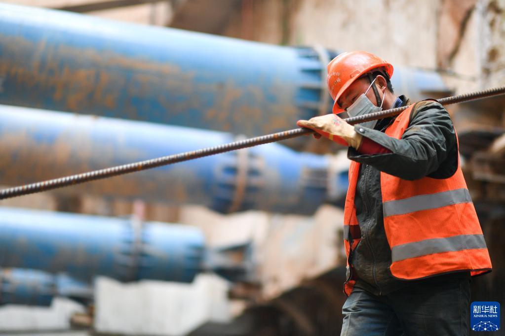 新春走基层丨西安城市建设者坚守岗位度假日