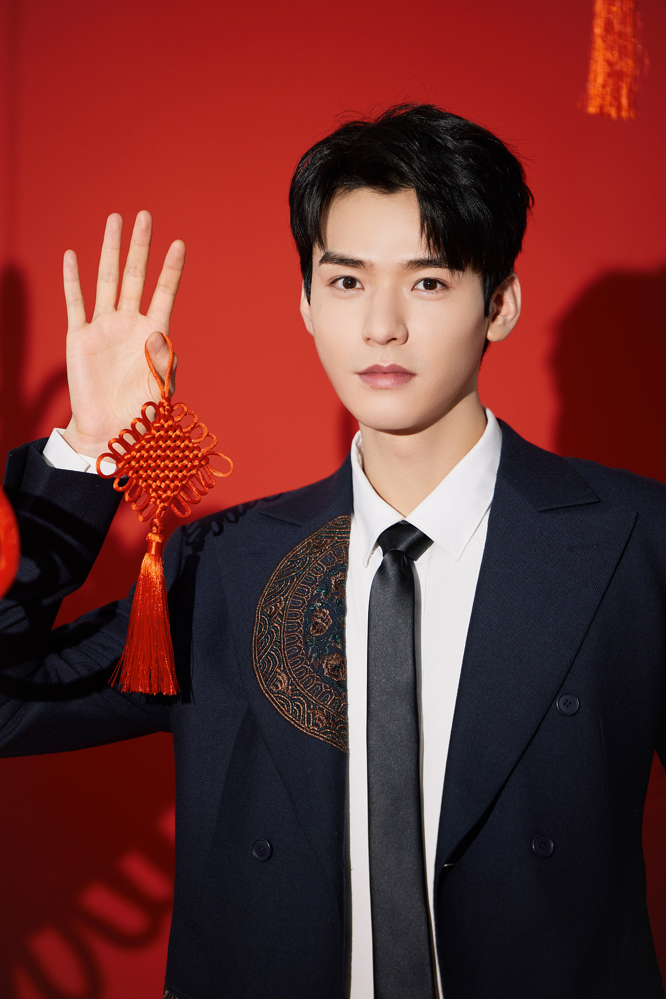 龚俊身穿黑色国风西装 挺拔干练气场十足_凤凰网娱乐_凤凰网