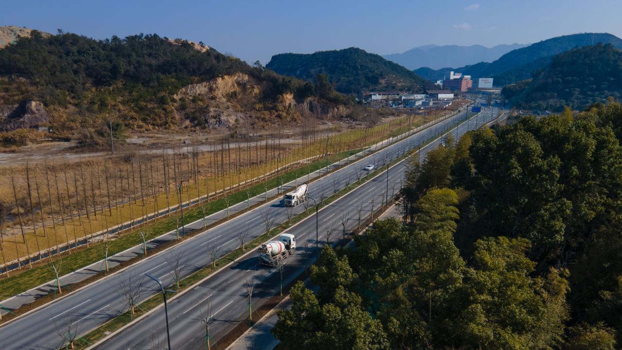 接已改建的鄞縣大道(鎖嵐路-環湖北路)段,終於東錢湖與東吳鎮分界處