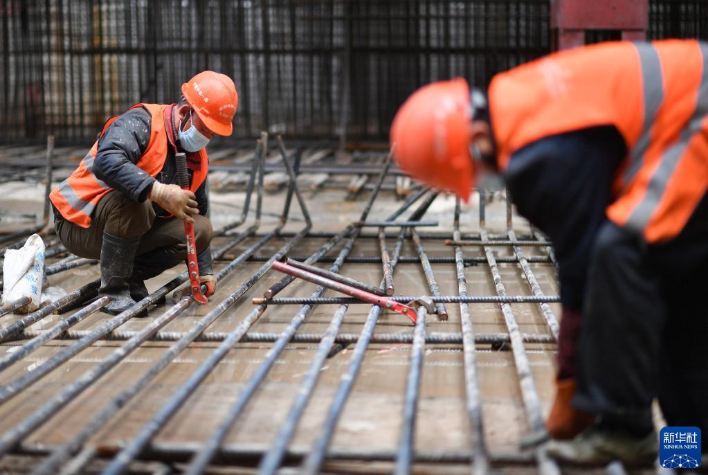 2月4日,中鐵一局建築安裝公司工人在西安地鐵六號線鐘樓站項目施工