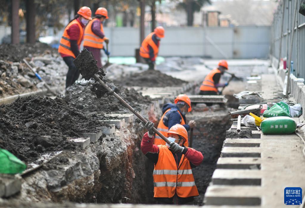 新春走基层丨西安城市建设者坚守岗位度假日