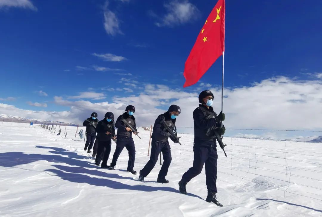 图为安徽边检总站赴藏实践锻炼民警巡逻边境线