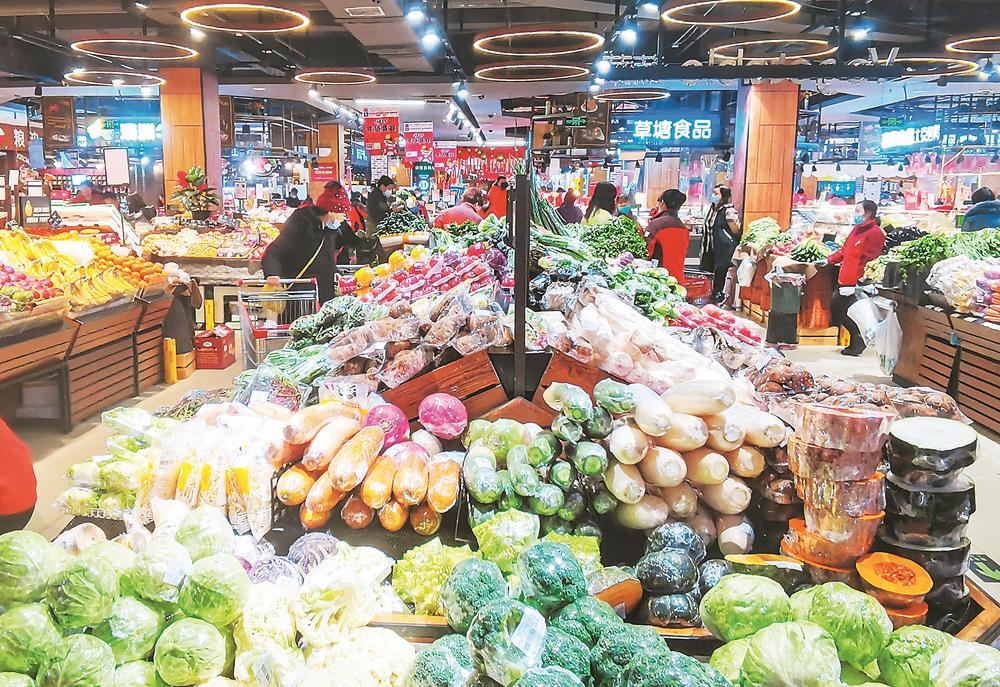我省全力做好“菜篮子”产品保供稳价工作，保证粮油肉蛋奶果蔬等供应充足、价格稳定。图为市民在长春一大型连锁超市蔬菜水果区选购。