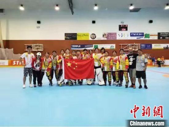 2019年南京女孩黄瑞欣与同伴一起选入国家队，代表中国远赴西班牙巴塞罗那参加当年的轮滑全项目世锦赛。　被采访人供图