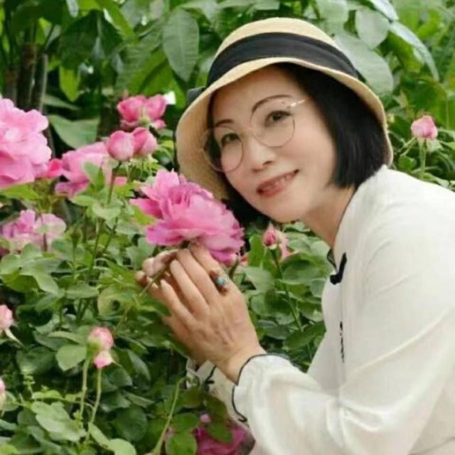 刘雅兰 四川诗词协会副会长、成都市诗词楹联学会会长、黄河诗社顾问