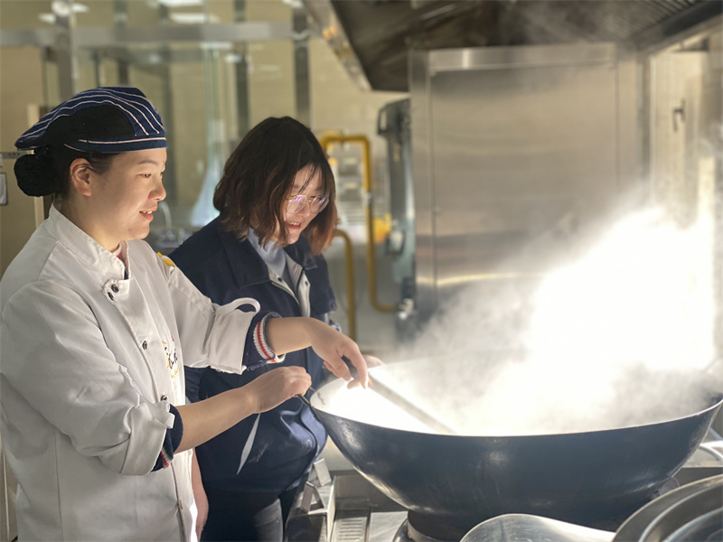 1月31日，在三河同飞制冷股份有限公司，企业职工们正在煮饺子。 通讯员高澍摄