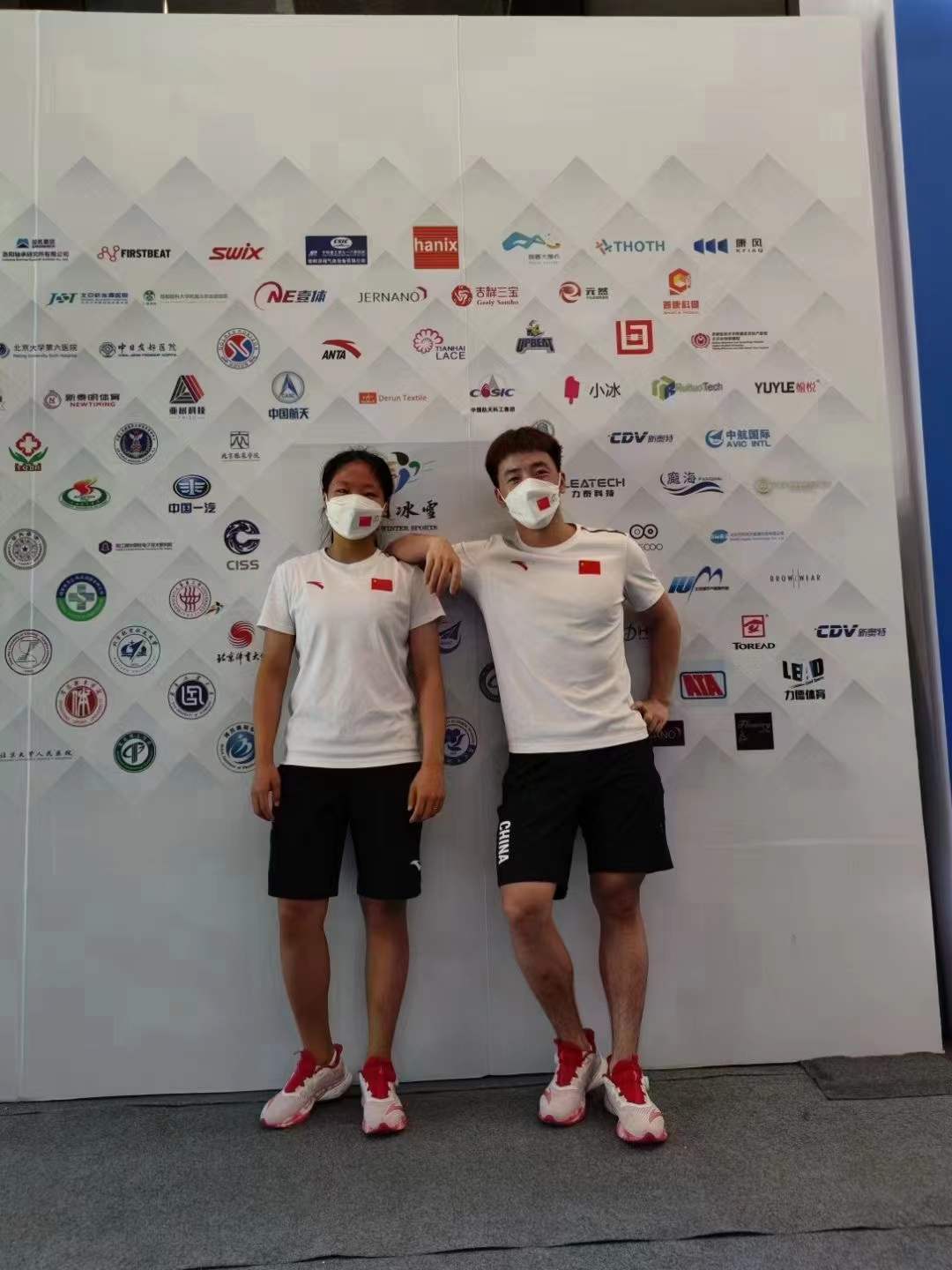 中国冰雪运动员佩戴的AOP-KF固体碱口罩